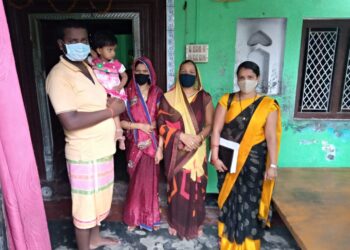 महराजगंज: कोविड से निराश्रित बच्चो को, क्षेत्र में उतर कर सम्बल प्रदान कर रहा महिला शक्ति केंद्र