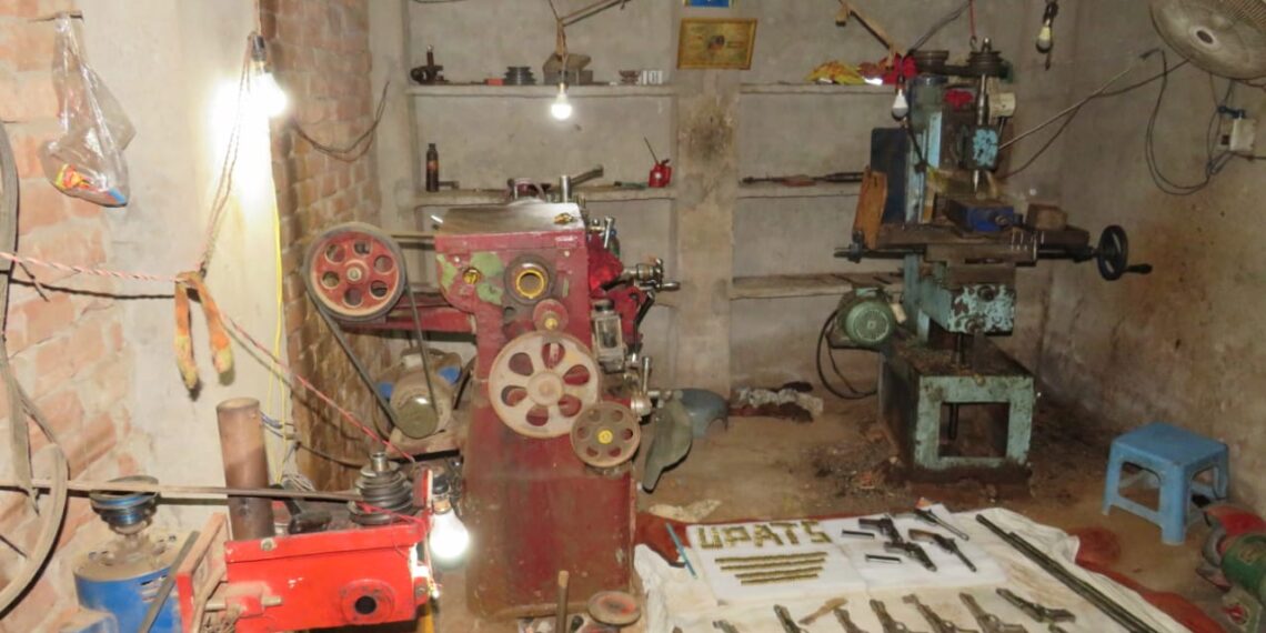 गोरखपुर में करता था सप्लाई, हथियारों का जखीरा बरामद, फैक्टरी का भंडाफोड़, 6 गिरफ्तार