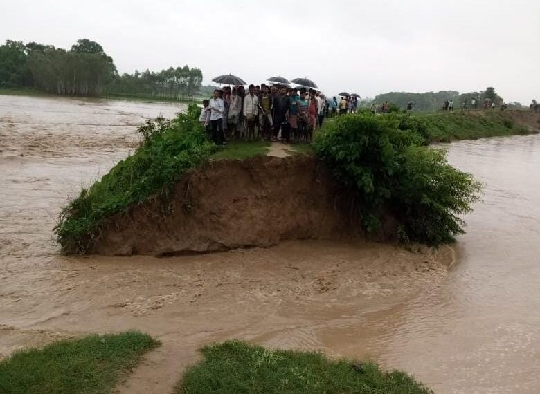 एक बार फिर टूटा महाव नाला, गांव की तरफ बढ़ रहा पानी, किसान चिंतित