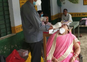 लक्ष्मीपुर: बड़हरा विश्वम्भरपुर गांव में कैंप लगाकर किया गया कोरोना  जांच