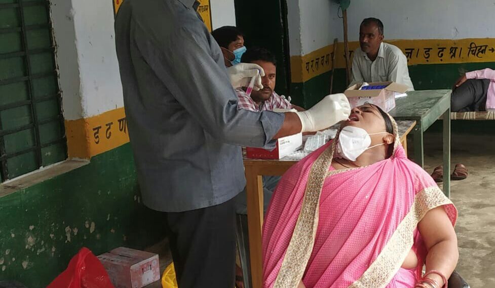 लक्ष्मीपुर: बड़हरा विश्वम्भरपुर गांव में कैंप लगाकर किया गया कोरोना  जांच