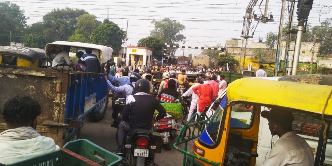 यमुनानगर: रादौर रेल फाटक पर जाम की समस्या से जूझ रहे राहगीर