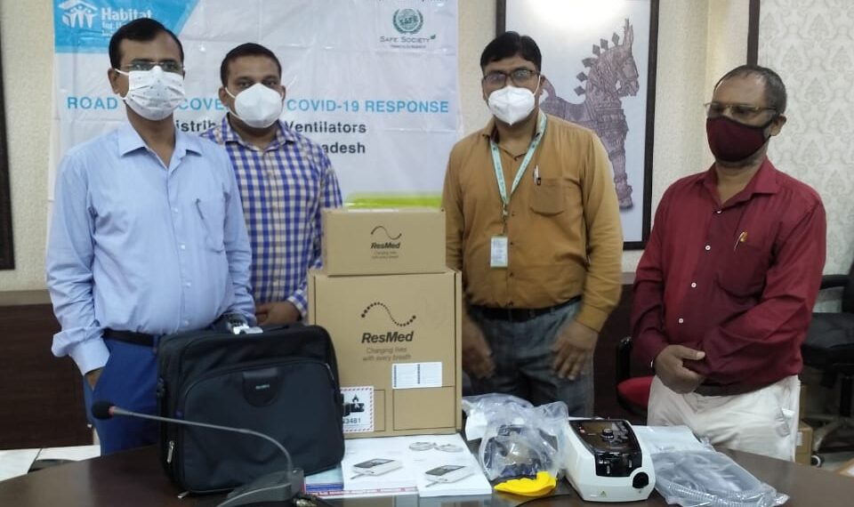 ‘सेफ’ और ‘हैबिटेट फ़ॉर ह्यूमैनिटी’ ने गोरखपुर जिलाधिकारी कार्यालय में सौंपा 3 वेंटिलेटर