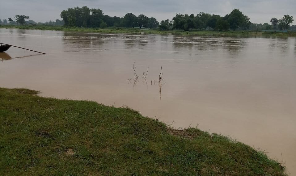 लक्ष्मीपुर: बाढ़ के कारण हर वर्ष हजारों एकड़ बरबाद हो जाती है फसल, और पक्की सड़के भी नहीं