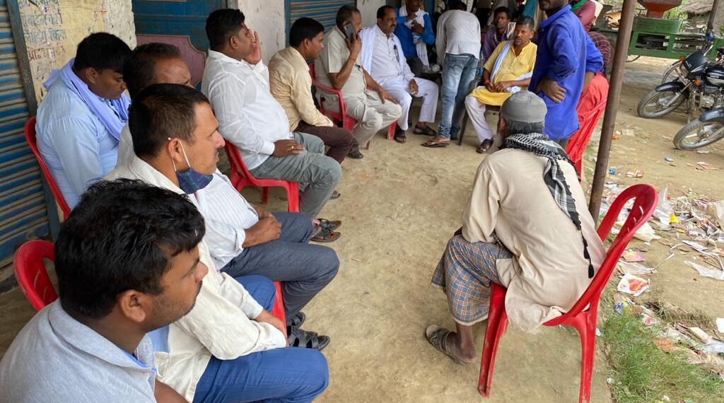 नौतनवा के पूर्व विधायक मुन्ना सिंह ने किये मझार क्षेत्र का दौरा , गिनाये सपा सरकार की उपलब्धिया