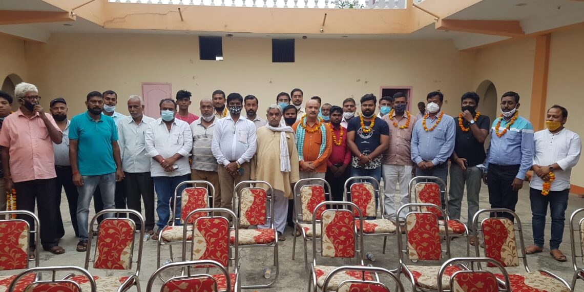 मद्देशिया समाज ने नई कार्यकारिणी का बैठक कर किया गठन,कोरोना से मृतक को दी श्रधंजलि