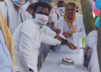 नौतनवां: कांग्रेसी नेताओं ने राहुल गांधी का मनाया जन्मदिन