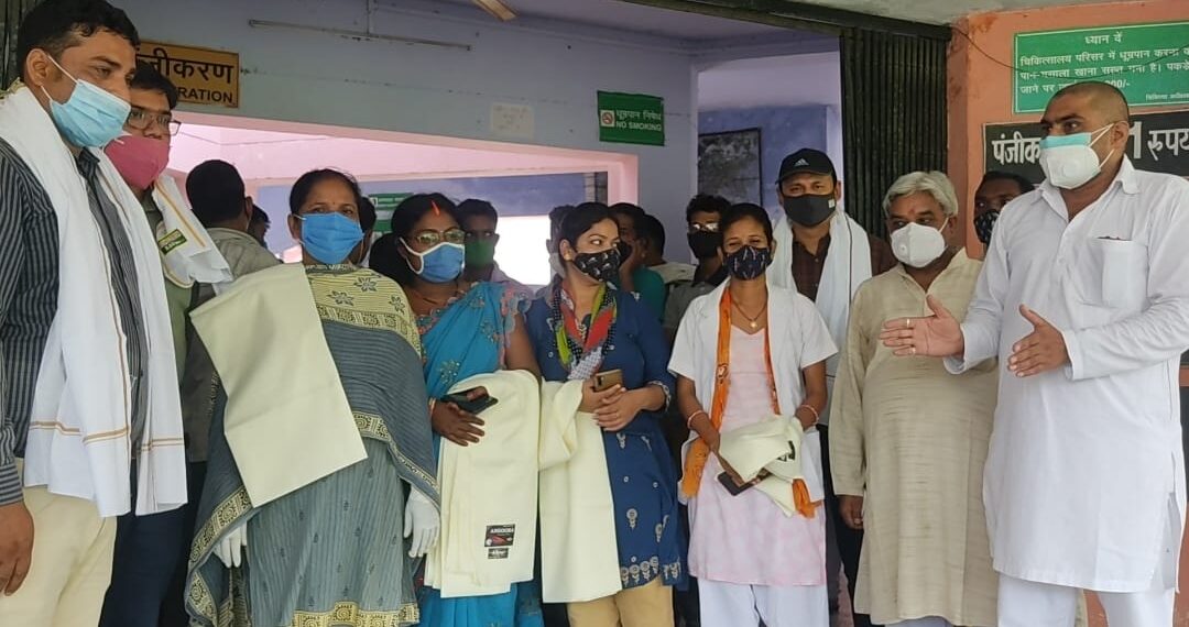 नौतनवां: भाजपा नेता ने कोरोना योद्धाओं को वस्त्र भेंट कर किया सम्मानित