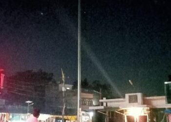 महराजगंज: नगर पंचायत बृजमनगंज की स्ट्रीट लाइटें लगते ही चन्द दिनों में खराब होने से शाम होते ही छा रहा अंधेरा, जिम्मेदार बेखबर