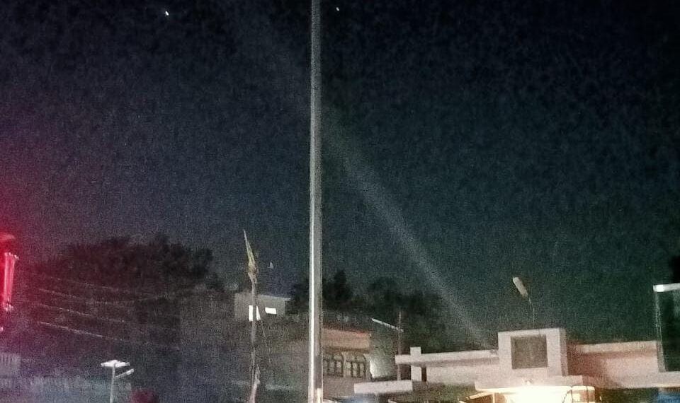 महराजगंज: नगर पंचायत बृजमनगंज की स्ट्रीट लाइटें लगते ही चन्द दिनों में खराब होने से शाम होते ही छा रहा अंधेरा, जिम्मेदार बेखबर