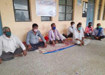 नौतनवां: दूसरे दिन भी जारी रहा धरना प्रदर्शन, अन्न भी त्यागे