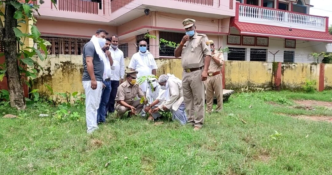 नौतनवां थाना परिसर में भाजपा नेता ने किया वृक्षारोपण