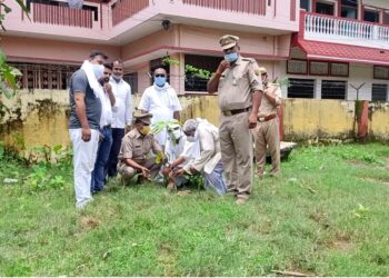 नौतनवां थाना परिसर में भाजपा नेता ने किया वृक्षारोपण
