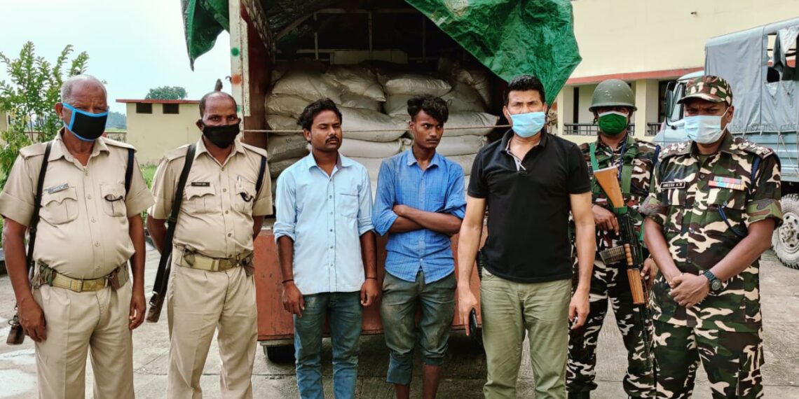 महराजगंज: एसएसबी की संयुक्त टीम के साथ एसडीएम ने तस्करी कर भारत लाई गई 42 बोरी अवैध मटर पकड़ा