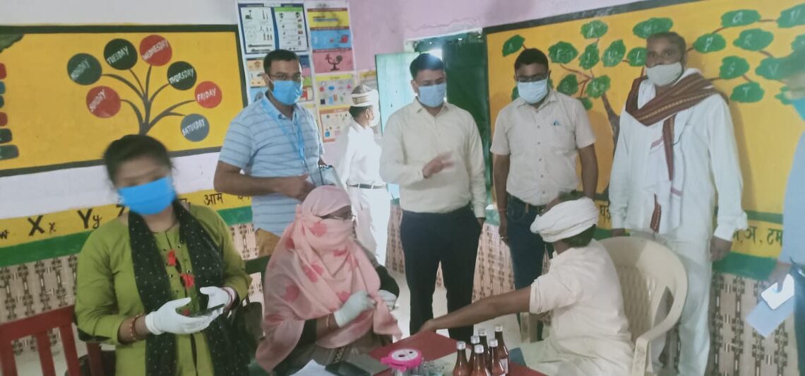 ब्लाक फरेन्दा के ग्राम हरपुर में वैक्सीनेशन कार्यक्रम का जिलाधिकारी ने किए निरीक्षण