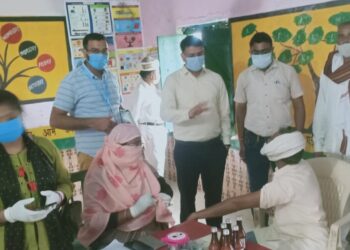 ब्लाक फरेन्दा के ग्राम हरपुर में वैक्सीनेशन कार्यक्रम का जिलाधिकारी ने किए निरीक्षण