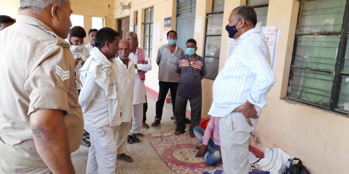 नौतनवां तहसील में धरने पर बैठे ग्रामीणों से मिलने पहुंचे पूर्व विधायक मुन्ना सिंह