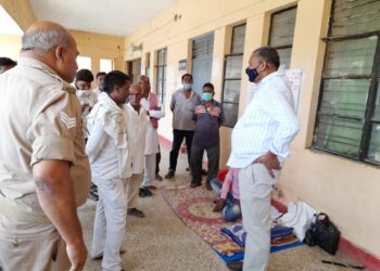 नौतनवां तहसील में धरने पर बैठे ग्रामीणों से मिलने पहुंचे पूर्व विधायक मुन्ना सिंह