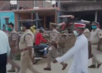 कोल्हुई: घर बिकाऊ है’ की खबर आम होते ही SDM और क्षेत्राधिकारी ने पुलिस बल के साथ किया गुरचिहा गांव का दौरा