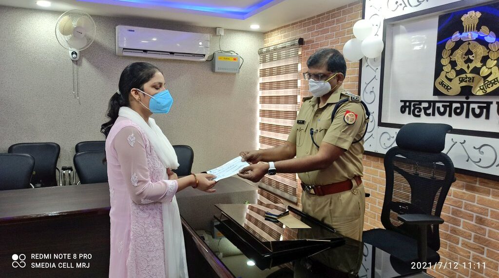 महराजगंज एसपी प्रदीप गुप्ता ने सोनौली में तैनात मृतक चौकी इंचार्ज के परिजनों को सौंपा 26 लाख 25 हजार का चेक