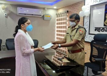 महराजगंज एसपी प्रदीप गुप्ता ने सोनौली में तैनात मृतक चौकी इंचार्ज के परिजनों को सौंपा 26 लाख 25 हजार का चेक