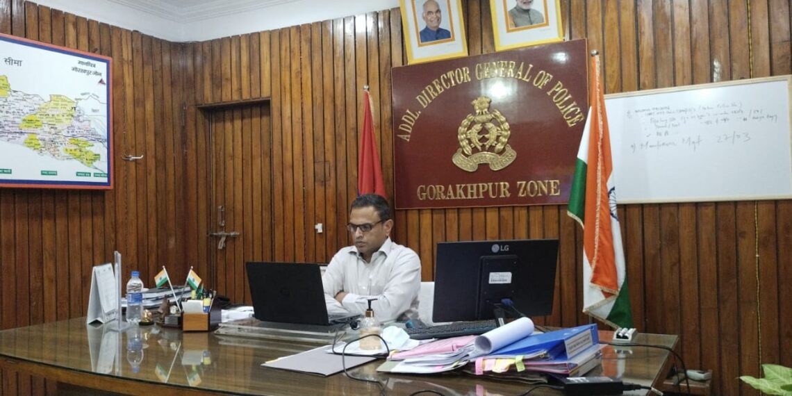 नौतनवां और पुरंदरपुर थाने की औचक परीक्षा में नौतनवां फेल पुरंदरपुर पास, एडीजी ने किया सम्मानित