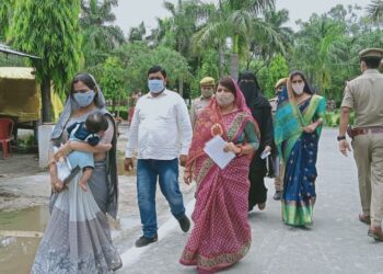 सिद्धार्थनगर: कलेक्ट्रेट में जिलापंचायत अध्यक्ष पद के लिए जारी है मतदान, दिग्गज कर रहे मशक्कत