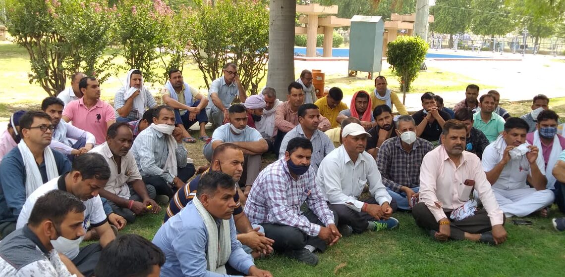 ट्रांसफर ड्राइव में अतिथि अध्यापकों को शामिल न करने पर भड़के शिक्षक, विरोध