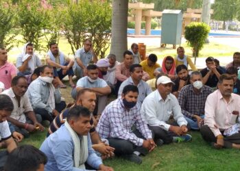 ट्रांसफर ड्राइव में अतिथि अध्यापकों को शामिल न करने पर भड़के शिक्षक, विरोध