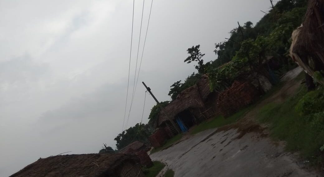 लक्ष्मीपुर: दुर्घटना का दावत दे रहा है 1100 हाई वोल्टेज तार , जिम्मेदार मौन