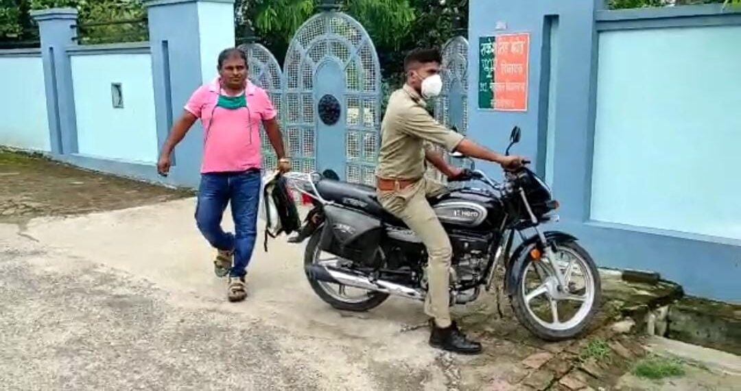 बीजेपी विधायक राकेश सिंह बघेल के गोरखपुर निवास पर सीबीआई की चल रही है छापेमारी