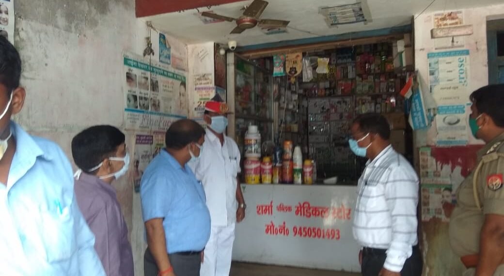 लक्ष्मीपुर: सील मेडिकल स्टोर को खोलवाकर लिया दवावो का नमूना