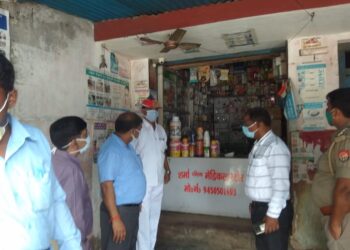 लक्ष्मीपुर: सील मेडिकल स्टोर को खोलवाकर लिया दवावो का नमूना