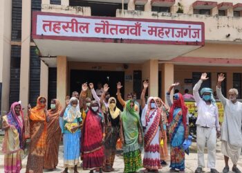 खनुवा: कोटेदार पचा जा रहा ग्रामीणों का राशन, प्रदर्शन, कोटेदार ने प्रधान पर लगाया आरोप