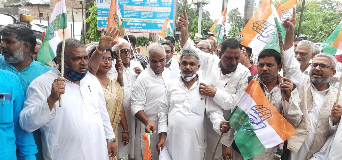 महराजगंज: बढ़ती महगांई और भ्रष्टाचार के विरोध में कांग्रेसी नेताओं ने किया प्रदर्शन, नौतनवां एसडीएम को सौंपा ज्ञापन