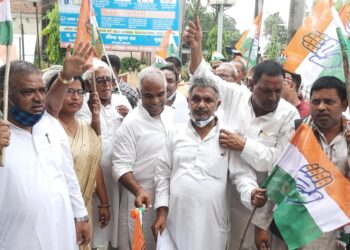 महराजगंज: बढ़ती महगांई और भ्रष्टाचार के विरोध में कांग्रेसी नेताओं ने किया प्रदर्शन, नौतनवां एसडीएम को सौंपा ज्ञापन