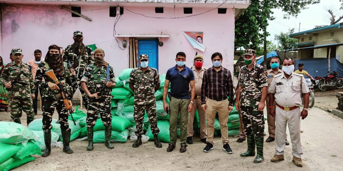 निचलौल: गांव में छापेमारी कर बरामद किया 83 बोरा मटर, एक गिरफ्तार