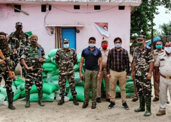 निचलौल: गांव में छापेमारी कर बरामद किया 83 बोरा मटर, एक गिरफ्तार