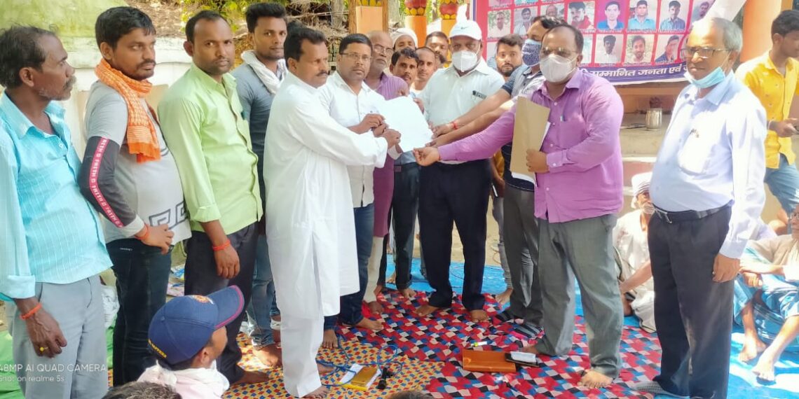 तहसीलदार के आश्वासन पर 4 जुलाई से चल रहा अनिश्चितकालीन पर धरना खत्म