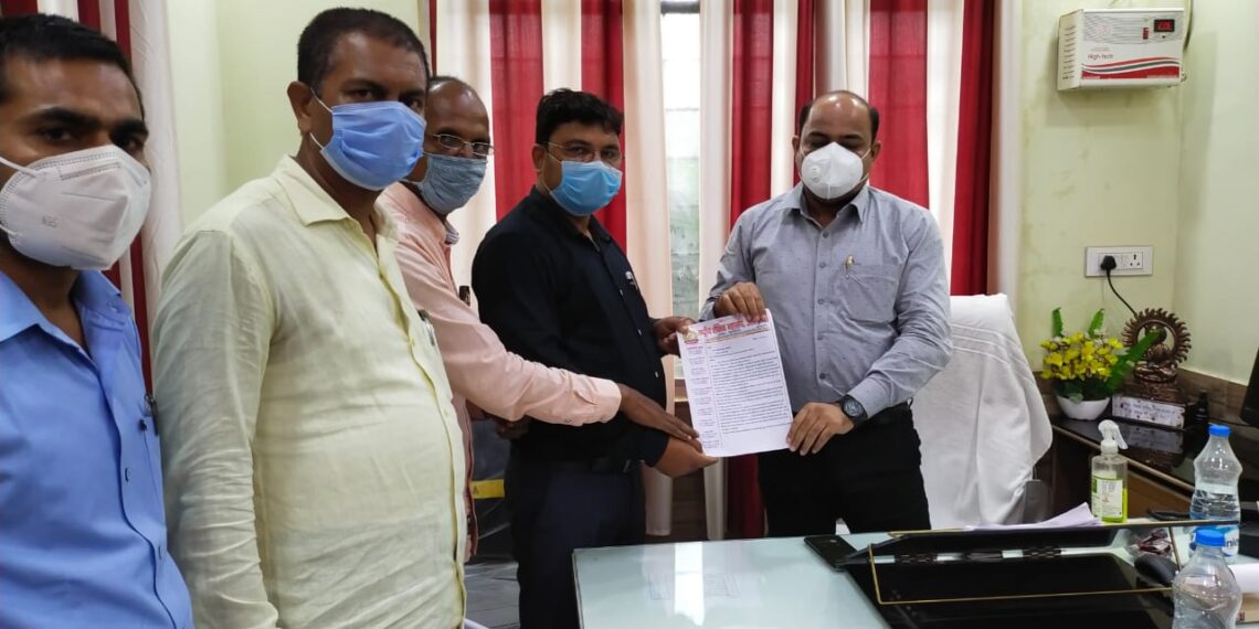 महराजगंज: शिक्षक समस्याओं के समाधान के लिए बीएसए को सौंपा ज्ञापन, बीजेपी जिलाध्यक्ष को भेंट किया संकल्प पत्रिका