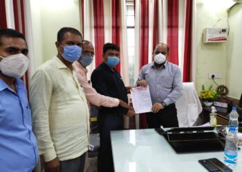 महराजगंज: शिक्षक समस्याओं के समाधान के लिए बीएसए को सौंपा ज्ञापन, बीजेपी जिलाध्यक्ष को भेंट किया संकल्प पत्रिका