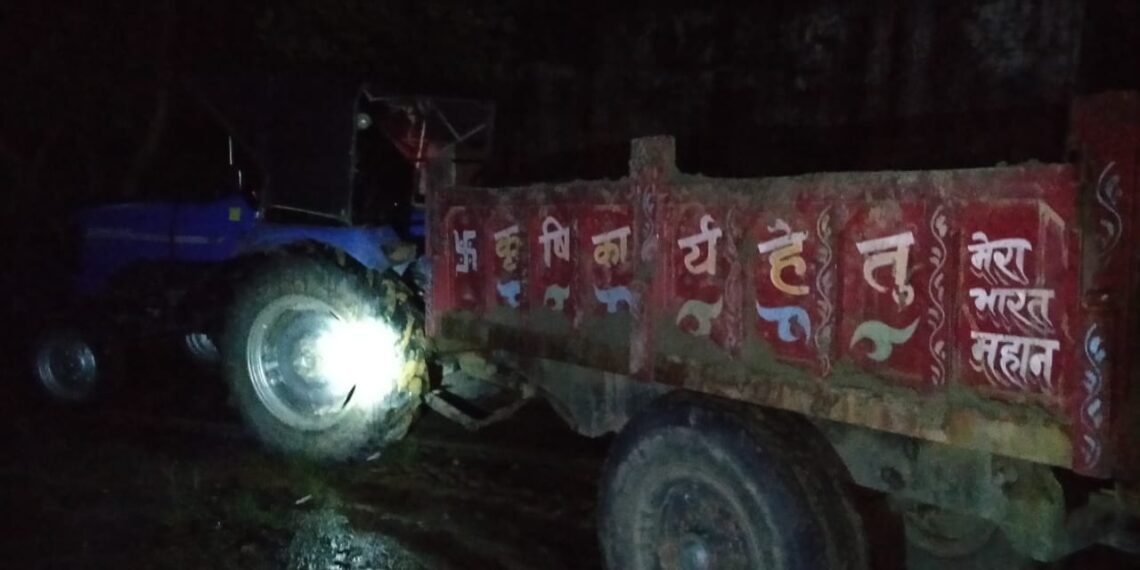 नौतनवां: एसडीएम को देख तस्कर बालू लदी टैक्टर ट्राली छोड़ फरार, सीज