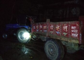 नौतनवां: एसडीएम को देख तस्कर बालू लदी टैक्टर ट्राली छोड़ फरार, सीज