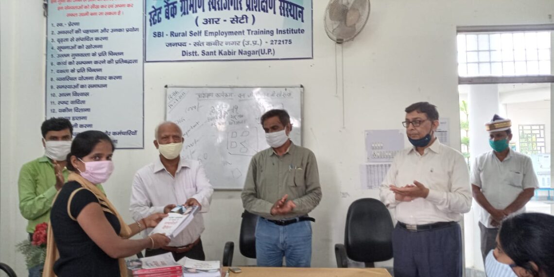 संतकबीरनगर: ट्रेनिंग के बाद बीसी सखियों ने दिए परीक्षा, हर माह मिलेंगे 4000 रुपये