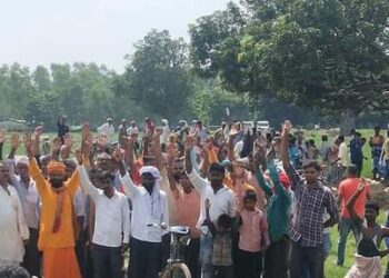 लक्ष्मीपुर: कोट कमरिया में पुलिया की मांग को लेकर किया गया प्रदर्शन, पहुंचे एसडीएम