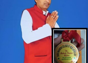 नौतनवां: पंडित मुकेश मिश्र को पीएचडी में मिला गोल्ड मेडल, गौरवपूर्ण उपलब्धि के लिए बधाईयों का तांता