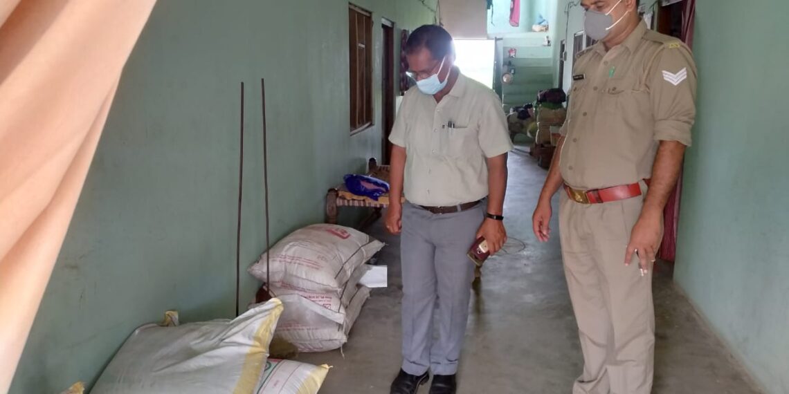 नौतनवां: खाद की कालाबाजारी को रोकने के लिए जगह जगह छापेमारी, सीज की हुई कार्यवाही