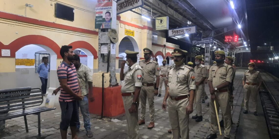 नौतनवां: आगामी राष्ट्रीय पर्व के मद्देनजर पुलिस की बढ़ी चौकसी, संदिग्ध से पूछताछ