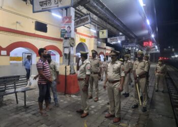 नौतनवां: आगामी राष्ट्रीय पर्व के मद्देनजर पुलिस की बढ़ी चौकसी, संदिग्ध से पूछताछ