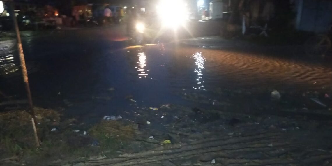 गड्ढों में तब्दील हुआ गोरखपुर से सिकरीगंज मुख्य मार्ग